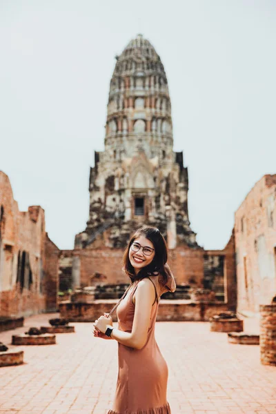 Turistkvinna Brun Klänning Vid Wat Ratchaburana Temple Ayutthaya Thailand — Stockfoto