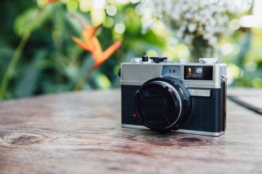 Ahşap masada eski bir fotoğraf makinesi var.
