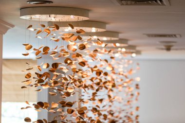 Modern, soyut bir avizeyi kapat.