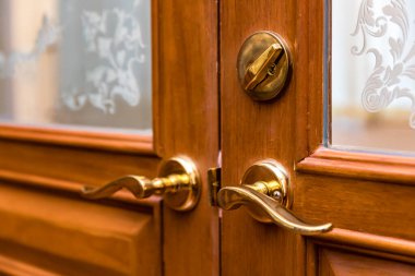 Altın klasik pirinç kapı kolu, antik tik tik ağacından kapı.