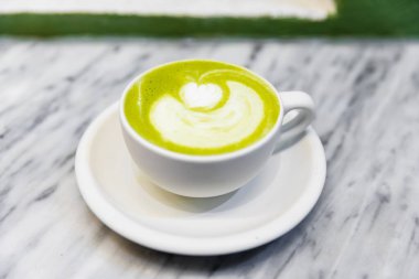 Mermer masada bir fincan kibrit yeşil çay.