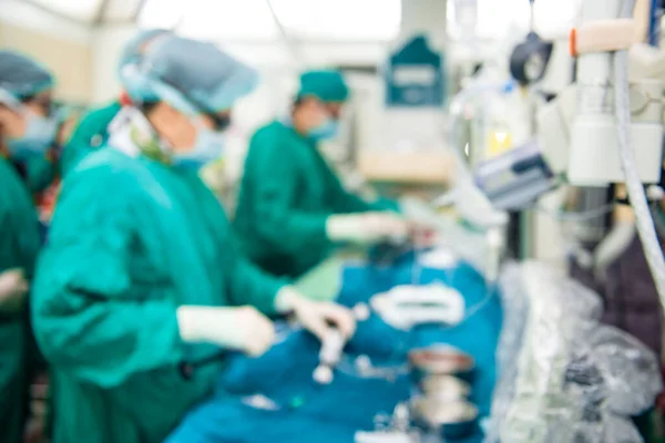 Kateterizasyon laboratuarında ya da kateterizasyon laboratuvarında doktor, hemşire ve hasta ameliyathanesinde ameliyat bulanıklığı