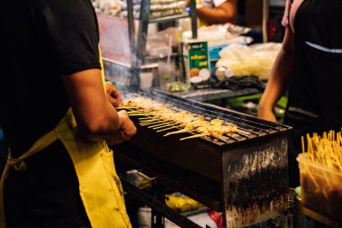 Izgara domuz eti ya da ızgara domuz eti, ocak, Tayland sokak yemeği.