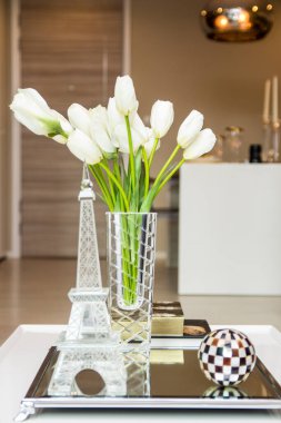 Lüks cam vazoda beyaz lale, Eiffel kulesi cam maket ve masa üzerindeki cam top.