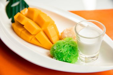 Taze mango ve hindistan cevizi sütüyle yapış yapış pirinç, geleneksel Tayland tatlısıdır.