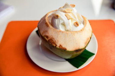 Hindistan cevizli dondurma ve kavrulmuş fıstık ve hindistan cevizli et.