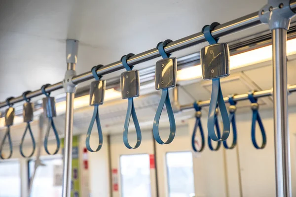 Wiersz Niebieski Bezpieczeństwa Wiszące Paski Chwycić Uchwyty Wewnątrz Pociągu Metra — Zdjęcie stockowe