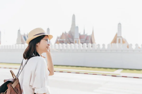 Turistkvinna Vit Skjorta Och Halmhatt Med Brun Ryggsäck Wat Phra — Stockfoto