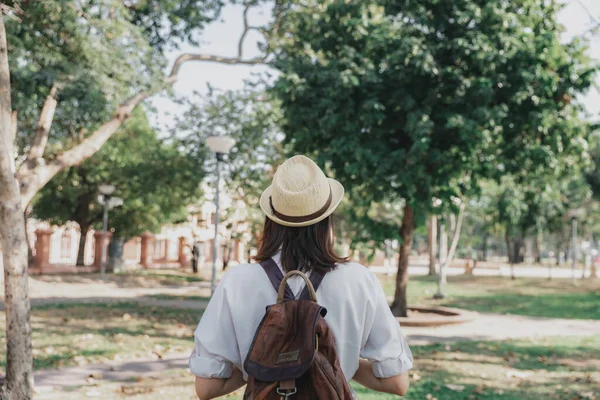Młodą Azjatycką Kobietą Plecakiem Słomkowym Kapeluszem Spacerującą Parku — Zdjęcie stockowe