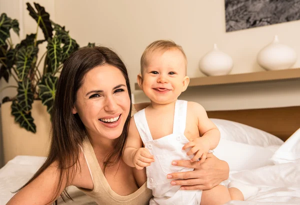 Porträtt av glad ung mor med sin charmiga baby pojke — Stockfoto