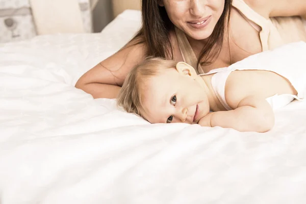 Encantador niño de 8 meses con su madre en el fondo —  Fotos de Stock