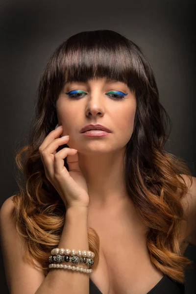 Portret pięknej kobiety z kolorowy makijaż — Zdjęcie stockowe