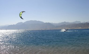 Dahab, Güney Sina, Mısır-Ekim 2014: Kızıl Deniz 'de uçurtma..