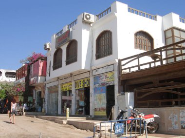 Dahab, Güney Sina, Mısır - Ekim 2012: Sina 'daki küçük Dahab kasabasında bir sokak