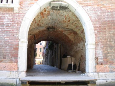 Venedik, İtalya - Eylül 2012: tekne ve gondollar için durun. Kemerli kasa.