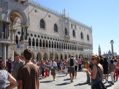 Venedik, İtalya-Eylül 2012: güzel binalarla Venedik 'in merkez meydanı. Venedik 'in turizm merkezi. St. Mark Meydanı 'nda turistler.