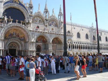 Venedik, İtalya-Eylül 2012: güzel binalarla Venedik 'in merkez meydanı. Venedik 'in turizm merkezi. St. Mark Meydanı 'nda turistler.
