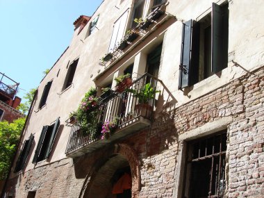 VENICE, İTALYA-EPTEMBER 2012: Eski bir binanın duvarının altından bir manzara.