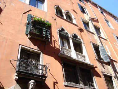 VENICE, İTALYA-EPTEMBER 2012: Eski bir binanın duvarının altından bir manzara.