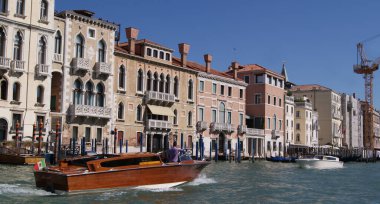 Venedik, İtalya-Eylül 2012: Venedik Büyük Kanalı. Sudan Venedik saraylarına ve evlerine bakın. Şehrin turizm merkezi..