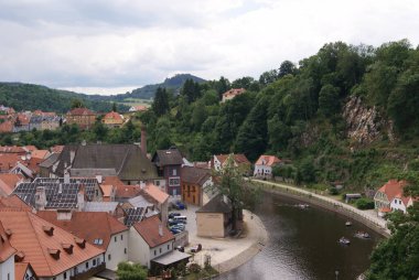 Cesky Krumlov, Çek Cumhuriyeti-Haziran 2011: Vltava Nehri üzerinde güzel bir ortaçağ kasabası. Nehir ve şehir manzarası.