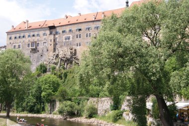 Ceski Krumlov, Çek Cumhuriyeti - Haziran 2011: Vltava Nehri ve Krumlov eski kale ve kulesi manzarası.