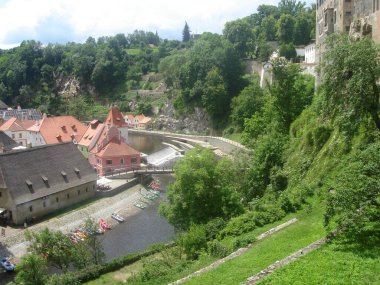 Cesky Krumlov, Çek Cumhuriyeti-Haziran 2011: Vltava Nehri üzerinde güzel bir ortaçağ kasabası. Nehir ve şehir manzarası.