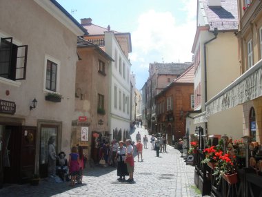 Cesky Krumlov, Çek Cumhuriyeti-Haziran 2011: Güzel ortaçağ kasabası. Tarihi binaları olan turist caddesi.
