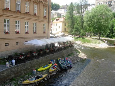 Cesky Krumlov, CZECH REPUBLIC-JUNE 2011: Vltava Nehri ve kıyıdaki kanolar.