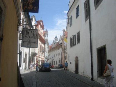 Cesky Krumlov, Çek Cumhuriyeti-Haziran 2011: Güzel ortaçağ kasabası. Tarihi binaları olan turist caddesi.