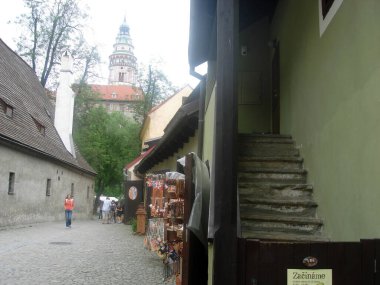 Cesky Krumlov, Çek Cumhuriyeti-Haziran 2011: Güzel ortaçağ kasabası. Tarihi binaları olan turist caddesi.