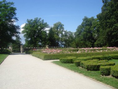 Hluboka nad Vltava, CZECH REPUBLIC-HAZİRAN 2011: Düzenli kesilmiş çimenler ve güzel çiçek yatakları