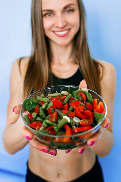 Menina Segurando Prato Legumes Suas Mãos Fundo Azul Sorri Alegra — Fotografia de Stock