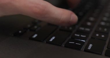 Dizüstü bilgisayarda html kod yazan gay klavye kodlama programcısı serbest yazar. parmaklar tuşların üzerinde yakın plan.