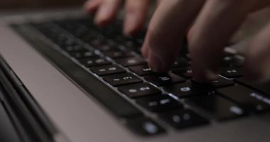 Dizüstü bilgisayarda html kod yazan gay klavye kodlama programcısı serbest yazar. parmaklar tuşların üzerinde yakın plan.