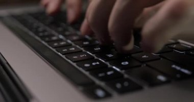 Dizüstü bilgisayarda html kod yazan gay klavye kodlama programcısı serbest yazar. parmaklar tuşların üzerinde yakın plan.