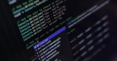 Laptop ekranında mesaj var. Programcı kodlama programı programlama geliştiricisini yazar. Web geliştirme, iş geliştirme, tasarım, yazılım kapatma masası. Çalışma istasyonu anahtar hırsızlığı..