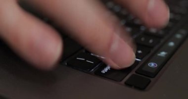 Dizüstü bilgisayarda html kod yazan gay klavye kodlama programcısı serbest yazar. parmaklar tuşların üzerinde yakın plan.