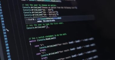 Laptop ekranında mesaj var. Programcı kodlama programı programlama geliştiricisini yazar. Web geliştirme, iş geliştirme, tasarım, yazılım kapatma masası. Çalışma istasyonu anahtar hırsızlığı..