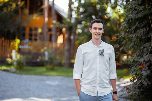 Novio Sonriente Una Camisa Blanca Bosque —  Fotos de Stock