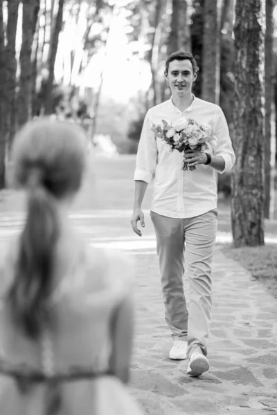 Счастливая Молодая Пара Вечерней Прогулке Лесу Озера Невесте Голубое Свадебное — стоковое фото