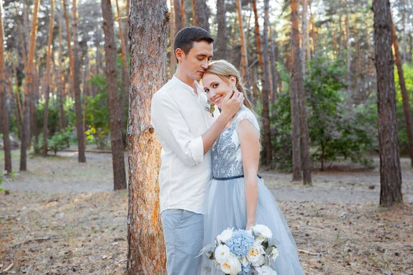 Jovem Casal Feliz Uma Caminhada Noite Floresta Junto Lago Noiva — Fotografia de Stock