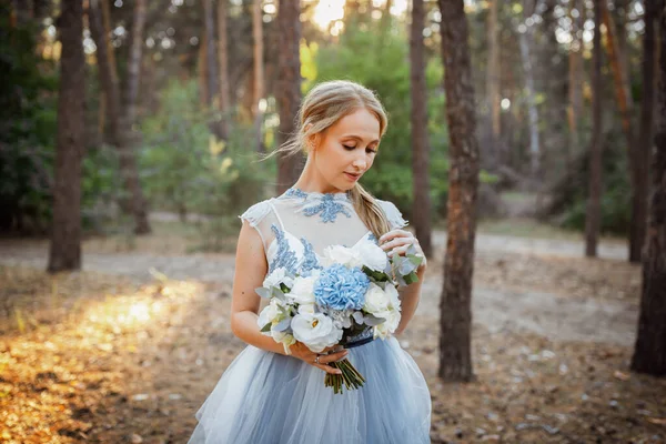 Gelukkige Bruid Een Blauwe Jurk Het Bos — Stockfoto