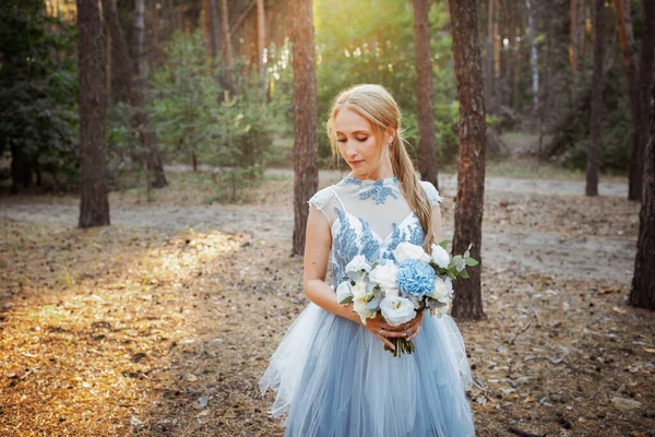 Mariée Heureuse Dans Une Robe Bleue Dans Forêt — Photo