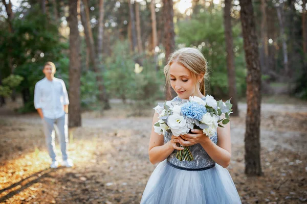 Jovem Casal Feliz Uma Caminhada Noite Floresta Junto Lago Noiva — Fotografia de Stock