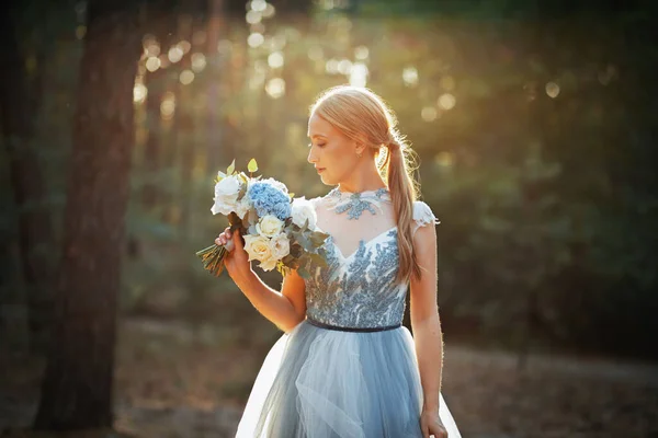 Boldog Menyasszony Kék Ruhában Erdőben — Stock Fotó