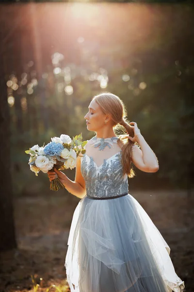 Ευτυχισμένη Νύφη Μπλε Φόρεμα Στο Δάσος — Φωτογραφία Αρχείου