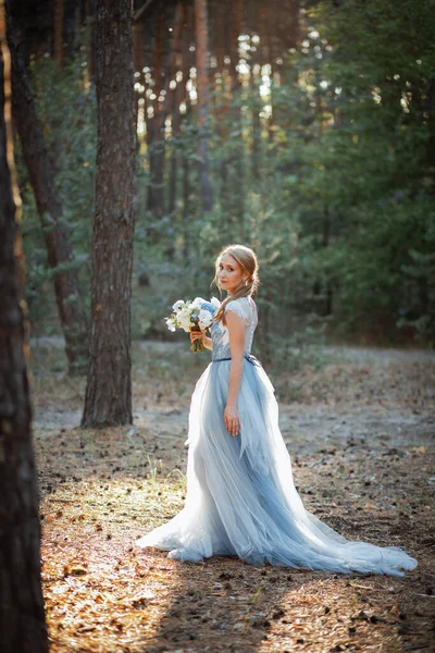 Szczęśliwa Panna Młoda Niebieskiej Sukience Lesie — Zdjęcie stockowe