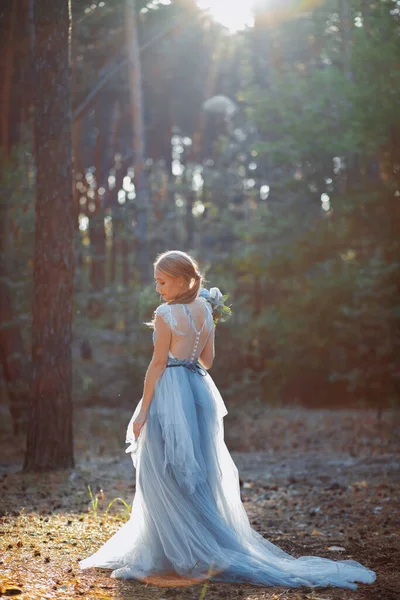 Mariée Heureuse Dans Une Robe Bleue Dans Forêt — Photo