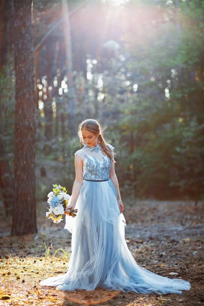 Ευτυχισμένη Νύφη Μπλε Φόρεμα Στο Δάσος — Φωτογραφία Αρχείου